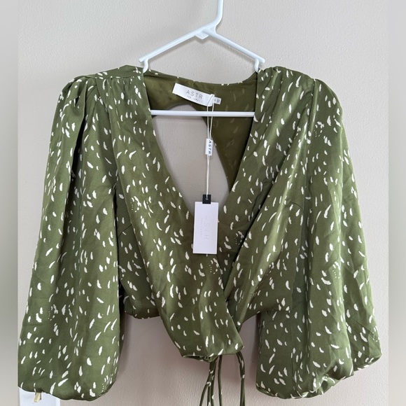NWT ASTR olive cropped blouse - Picture 2 of 6